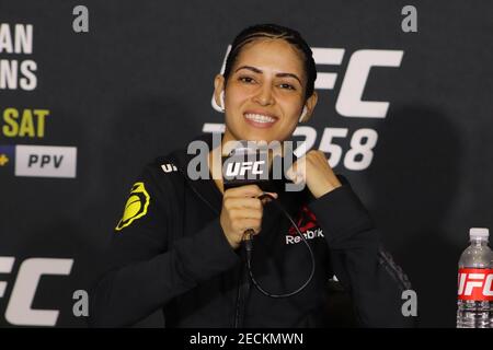 Las Vegas, Nevada, Las Vegas, NV, Stati Uniti. 13 Feb 2021. Las Vegas, NV - Febbraio 13: Polyana Viana interagisce con i media dopo l'evento UFC 258 all'UFC Apex il 13 febbraio 2021 a Las Vegas, Nevada, Stati Uniti. Credit: Diego Ribas/PX Imagens/ZUMA Wire/Alamy Live News Foto Stock