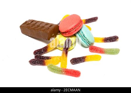 Macaroon colorato e dolci multicolore isolati su sfondo bianco. Barretta di cioccolato al latte, gelatine acido Foto Stock