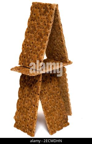 Dieta sana e calorie minime pane croccante di cereali di grano saraceno isolato su sfondo bianco. Concetto domestico Foto Stock