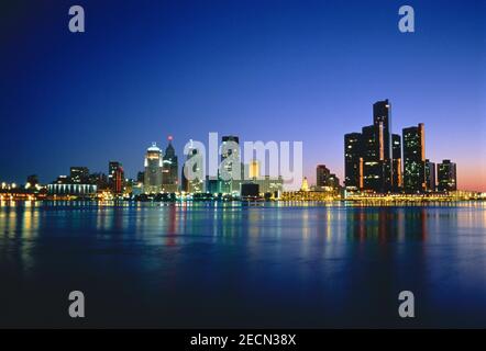 Skyline della città di notte, Detroit, Michigan, USA Foto Stock