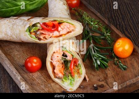 Salmone in tortilla di frumento, con verdure e salsa di senape al miele Foto Stock