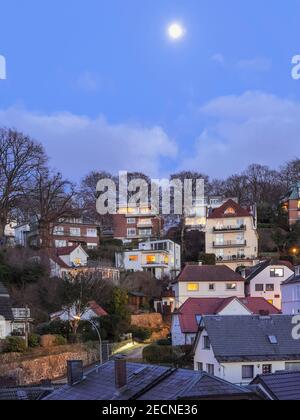 Luna piena, ora Blu a Treppenviertel, Amburgo-Blankenese, Germania, Europa Foto Stock