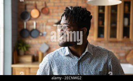 Primo piano sorridente afroamericano che indossa occhiali da sogno Foto Stock