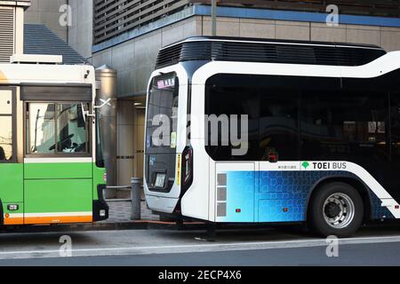 TOKYO, GIAPPONE - 6 febbraio 2021: Un paio di autobus TOEI nel quartiere Edogawa di Tokyo. Quello davanti e' un bus per celle a combustibile. Foto Stock