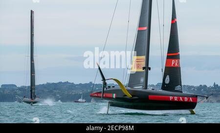 Auckland, Nuova Zelanda. 14 febbraio 2021. Finali della Coppa Prada. Credit Chris Cameron / Alamy Live News. Auckland, Nuova Zelanda. Luna Rossa Prada Pirelli Team ha girato il top mark davanti a INEOS Team UK. Gara tre delle finali della Coppa Prada. Credit: Chris Cameron/Alamy Live News Foto Stock