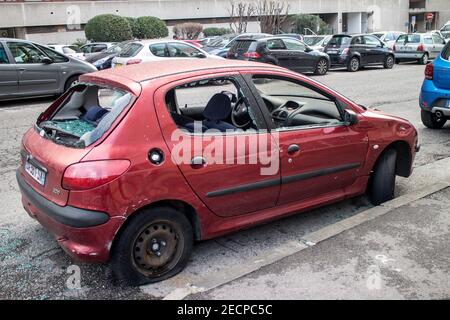 Auto vandalizzata per le strade di Marsiglia Foto Stock