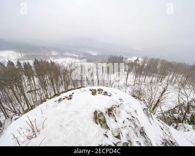 Formazione rocciosa del vulcano Zlaty vrch costruì colonne pentagonali ed esagonali di basalto. Assomiglia a tubi d'organo giganti. Coperto di neve e ghiaccio in inverno Foto Stock