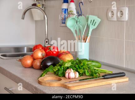 Frutta e verdura varie sulla scrivania della cucina Foto Stock