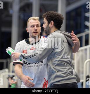 Eat, Germania. 11 Feb 2021. Julius KUEHN (KÃ hn) l. (MTM) Coach comfort Jamal NAJI (MAR) dopo il gioco, pallamano 1. Bundesliga, 18th matchday, TUSEM Essen (MAR) - MT Melsungen (MTM) 28:35, il 02/11/2021 in e ssen/Germany Â | Usage worldwide Credit: dpa/Alamy Live News Foto Stock