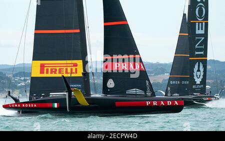 Auckland, Nuova Zelanda, 14 febbraio 2021 - il team italiano Luna Rossa Prada Pirelli, co-aiutati da Francesco Bruni e Jimmy Spithill e dalla Britannia dell'INEOS Team UK, scuoiata da Sir ben Ainslie, in azione durante la loro quarta gara nella finale della Prada Cup sul Waitemata Harbour di Auckland. Il team italiano ha vinto entrambe le gare in giornata e sono ora 4-0 in su nella serie.Credit: Rob Taggart/Alamy Live News Foto Stock