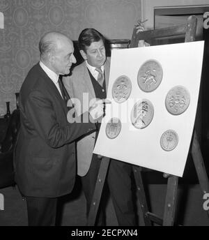 File photo datato 15/02/68 di John Hastings James, Vice Maestro e Comtroller della Zecca reale, discutendo il nuovo conio decimale con Christopher Ironside (destra) che ha progettato i reverses. Il lunedì segna 50 anni dall'adozione formale del nuovo sistema di valuta decimale, già il 15 1971 febbraio - noto come giorno decimale. Data di emissione: Domenica 14 febbraio 2021. Foto Stock