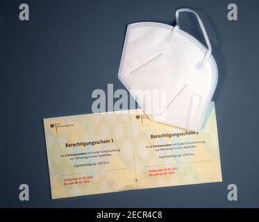 Certificati governativi tedeschi per l'acquisto scontato di maschere di protezione FFP 2 sotto una maschera FFP2 a Gifhorn, Germania, 13 febbraio 2 Foto Stock