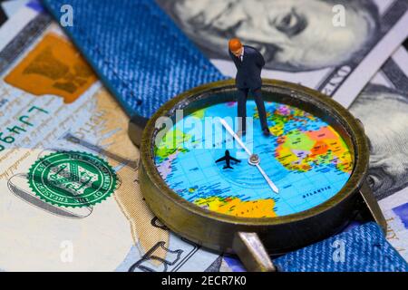 Uomo d'affari figurine su tempo denaro sfondo. Concetto aziendale mondiale. Foto macro uomo d'affari. Decisione sulla pianificazione strategica delle aziende globali. Em Foto Stock