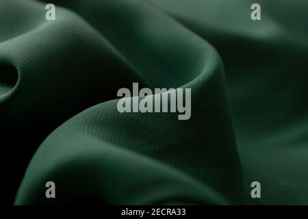 Una texture lucida di tessuto di seta verde, bel tessuto di seta verde  smeraldo Foto stock - Alamy