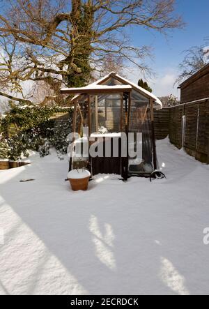 Una serra coperta di neve Foto Stock