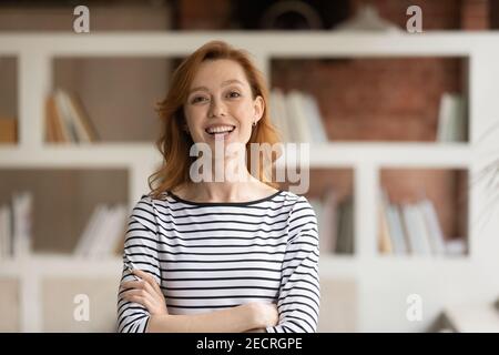 Ritratto di sorridente donna d'affari caucasica posa in ufficio Foto Stock