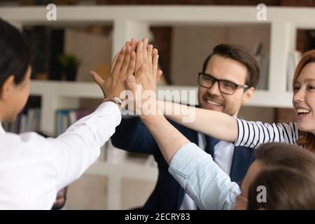 Primo piano di dipendenti felici dare alto cinque durante la riunione Foto Stock