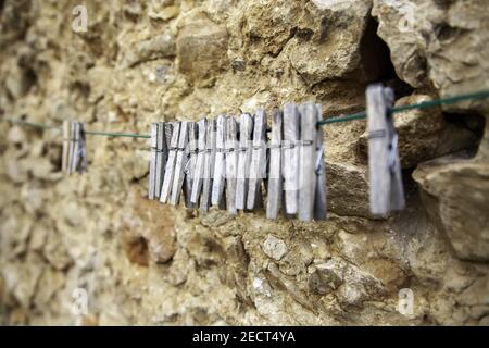 Abiti vuoti in legno messi su corda, accessori per abiti Foto Stock