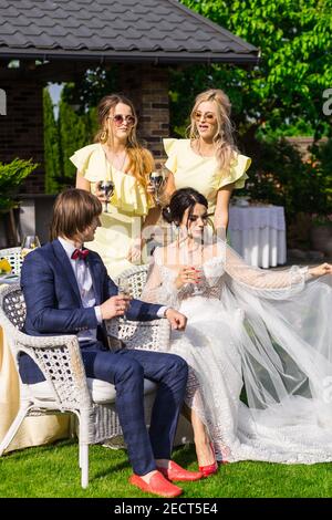 Groomsmen e damigelle con appena sposati sulla cerimonia di nozze Foto Stock