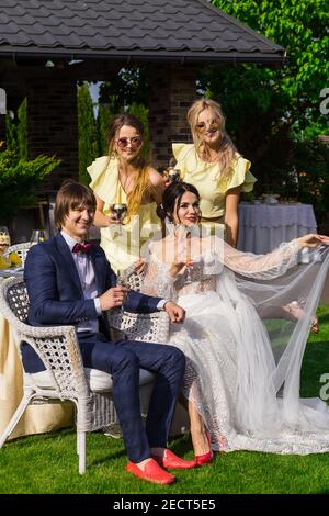 Groomsmen e damigelle con appena sposati sulla cerimonia di nozze Foto Stock