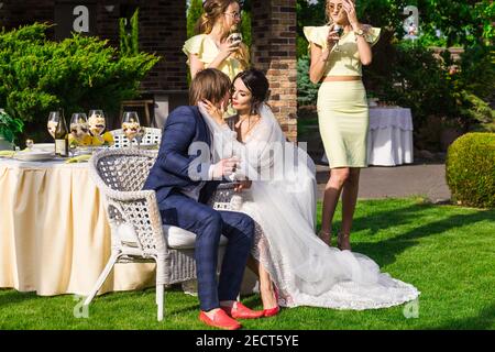 Groomsmen e damigelle con appena sposati sulla cerimonia di nozze Foto Stock