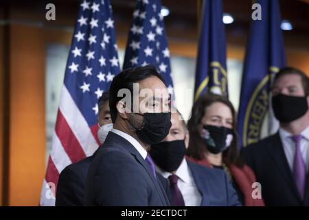 Il rappresentante degli Stati Uniti Joaquin Castro (democratico del Texas) ascolta mentre il presidente della Camera dei rappresentanti degli Stati Uniti Nancy Pelosi (democratico della California) offre osservazioni durante una conferenza stampa al Campidoglio degli Stati Uniti, Dopo che il Senato degli Stati Uniti ha votato 57-43 per assolvere l'ex presidente Donald J. Trump con un'accusa di impeachment di incitare l'attacco al Campidoglio degli Stati Uniti, a Washington, DC, USA, sabato 13 febbraio 2021. Foto di Rod Lamkey / CNP/ABACAPRESS.COM Foto Stock