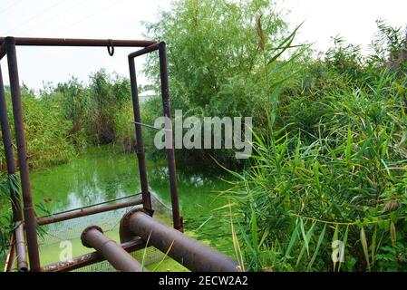 Struttura trainante in metallo con una lunga conduttura e accesso alla riva del fiume Samara, ecologia e sicurezza. Foto Stock