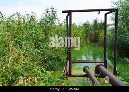 Struttura trainante in metallo con una lunga conduttura e accesso alla riva del fiume Samara, ecologia e sicurezza. Foto Stock