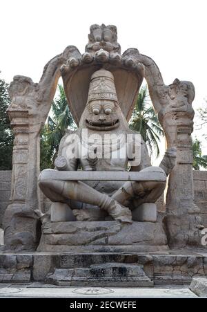 Pietra scolpito statuto del dio indù Vishnu nel suo avatar Narsimha, che è mezzo leone e mezzo uomo in Hampi. Foto Stock