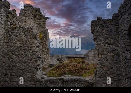 Reutte, Tirolo, Austria - Dezember 28, 2018: Rovine del Castello di Ehrenberg. Fondato nel 1296, questo fu il luogo più famoso dei cavalieri e dei re Foto Stock