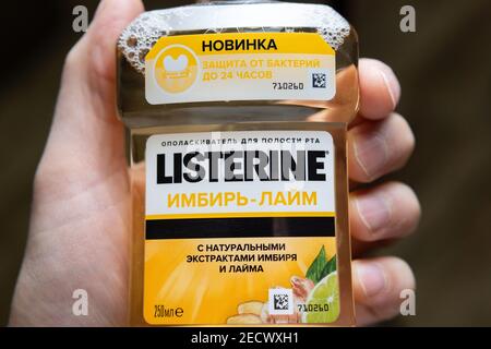 Tyumen, Russia-15 gennaio 2021: Bottiglia listerine brand con zenzero e lime primo piano. Fuoco selettivo Foto Stock