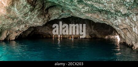 Un gruppo di turisti con tavole da paddleboard SUP in Blue Cave, Montenegro Foto Stock