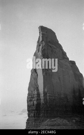 Un colpo verticale in scala di grigi di una formazione di pietra arenaria in Oljato-Monument Valley, Navajo County, Arizona Foto Stock