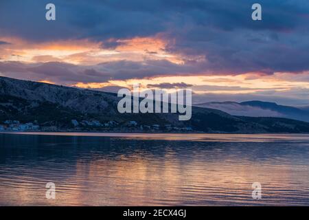 Sole all'alba sul mare Adriatico. Vista dalla baia di Baska. Isola di Krk. Croazia. Europa. Foto Stock