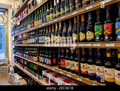 Varietà di birre artigianali belghe in vendita in un negozio, bottiglie di marca in vetrina nel supermercato a Bruxelles, Belgio. Foto Stock