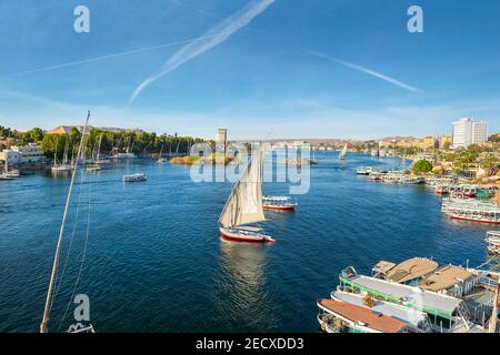 Il fiume Nilo e barche al tramonto in Aswan Foto Stock