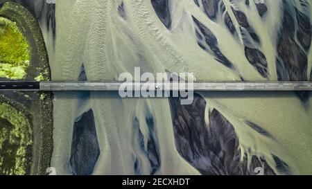 Vista mozzafiato sul drone di un ponte che attraversa un enorme letto del fiume In Islanda Foto Stock