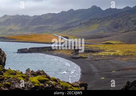 Paesaggio naturale islandese con una strada accanto ad un lago In Islanda del Sud Foto Stock