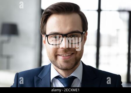 Primo piano ritratto di giovane uomo d'affari sul posto di lavoro Foto Stock
