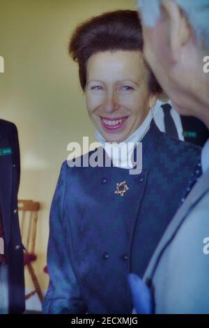 Una sorridente sua altezza reale la Principessa reale, la Principessa Anna, visita il complesso sportivo Horntye Park di Hastings, East Sussex, Inghilterra, Regno Unito. 17 novembre 2000 Foto Stock