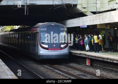 Hyundai Rotem EMU nella stazione MTR di Fanling pochi giorni dopo l'introduzione del nuovo modello ferroviario, Hong Kong, febbraio 2021 Foto Stock