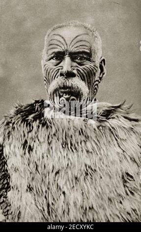Una foto dei primi del XX secolo di un anziano Maori con Un Ta moko o tatuaggio facciale tradizionale e che indossa un Kahu Kiwi un tradizionale mantello fatto di piume Kiwi Foto Stock