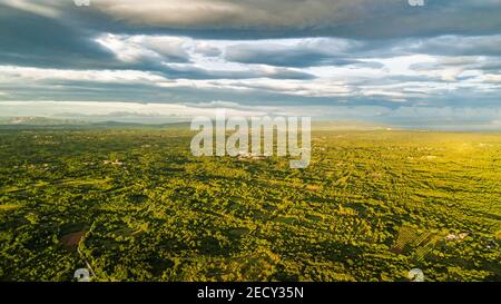 Vista panoramica sul drone sulle terre di campagna con una tempesta Meteo a Pola Croazia Foto Stock