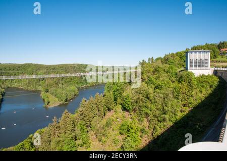 Ponte sospeso vicino alla diga di Rappbode in Germania Foto Stock