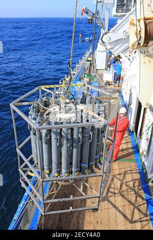 Recupero di una Rosetta CTD per il campionamento della conducibilità, della temperatura e della profondità dell'acqua Foto Stock