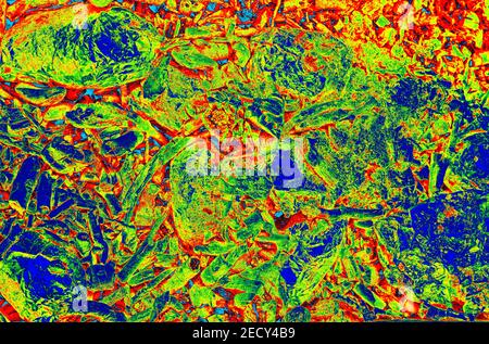 Sfondo digitale astratto - blu neon, verde e giallo sostanze mescolate caoticamente in rosso Foto Stock