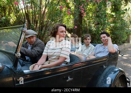 KEELEY HAWES, ALEXIS GEORGOULIS, MILO PARKER, JOSH O'CONNOR E DAISY WATERSTONE NEL DURRELL (2016). Episodio 3x8. Credit: SID Gentle Films/Masterpiece Theatre/ITV - Independent Television/Album Foto Stock