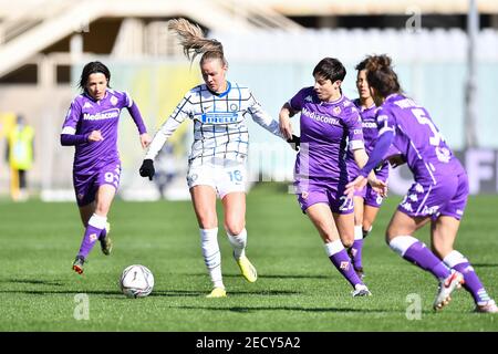 Firenze, Italia. 14 Feb 2021. 2/14/2021 - Caroline Moller Hansen (Inter) e Sara Baldi (Fiorentina Femminile) durante ACF Fiorentina Femminile vs FC Internazionale, Campionato Italiano Coppa Italia Football Match a Firenze, Italia, Febbraio 14 2021 (Photo by IPA/Sipa USA) Credit: Sipa USA/Alamy Live News Foto Stock