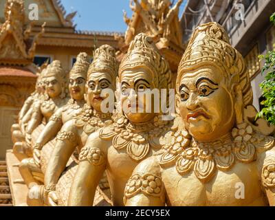 Guardiani del tempio a Wat Kean Kliang, un tempio buddista a Phnom Penh, Cambogia, situato tra i fiumi Tonle SAP e Mekong. Foto Stock