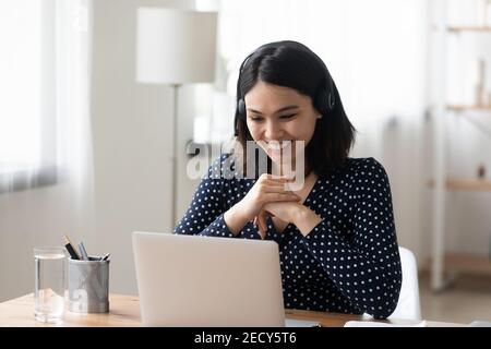 Amichevole tutor asiatico in cuffia insegnamento allievo a distanza Foto Stock